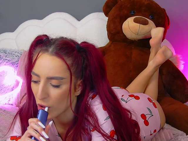 CrystalRed's BongaCams show and profile