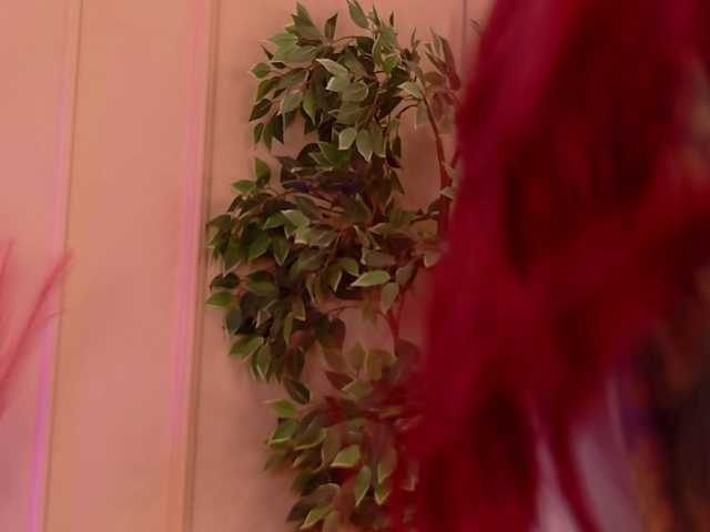 CrystalRed's BongaCams show and profile