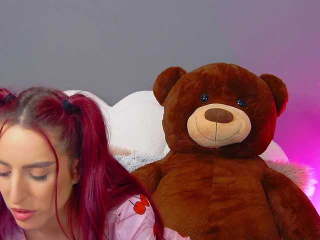 CrystalRed's BongaCams show and profile