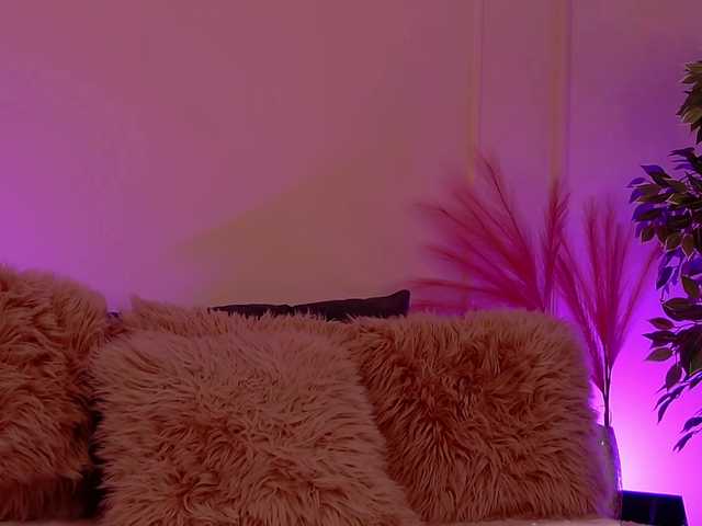 CrystalRed's BongaCams show and profile