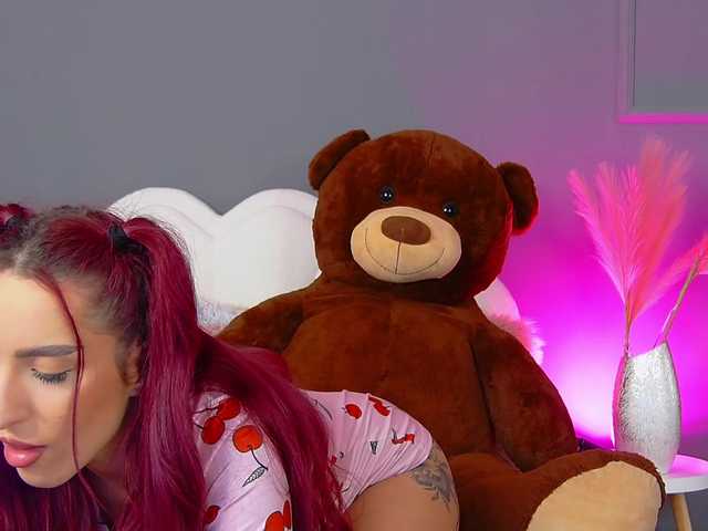 CrystalRed's BongaCams show and profile