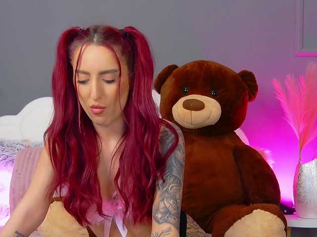 CrystalRed's BongaCams show and profile