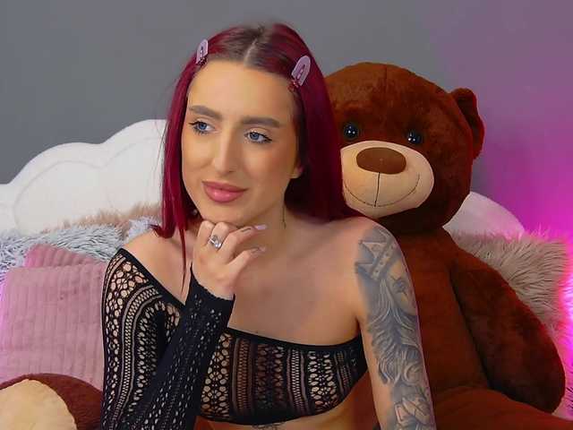 CrystalRed's BongaCams show and profile