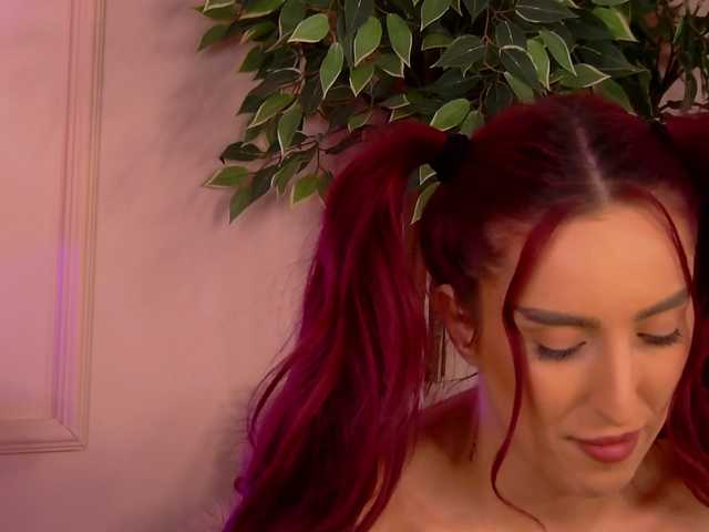 CrystalRed's BongaCams show and profile