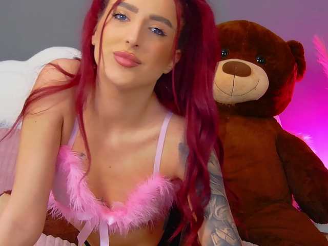 CrystalRed's BongaCams show and profile