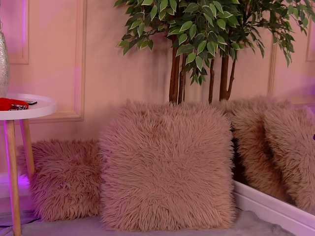 CrystalRed's BongaCams show and profile