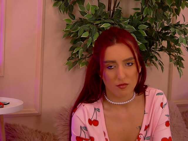 CrystalRed's BongaCams show and profile