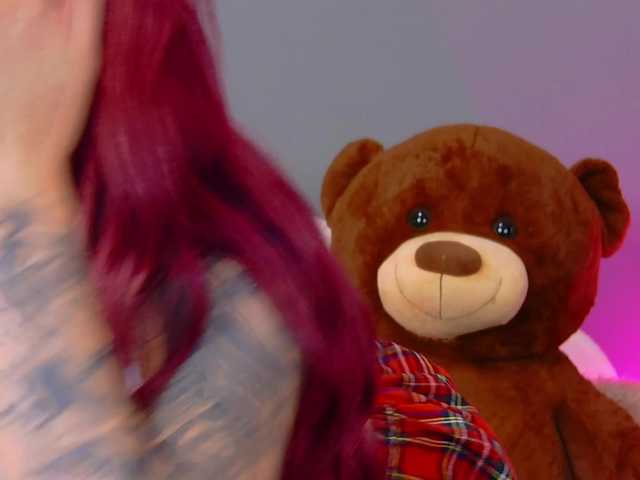 CrystalRed's BongaCams show and profile