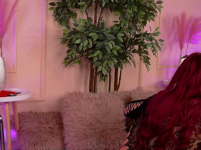 CrystalRed's BongaCams show and profile