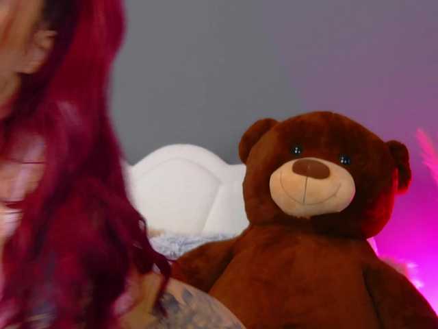 CrystalRed's BongaCams show and profile