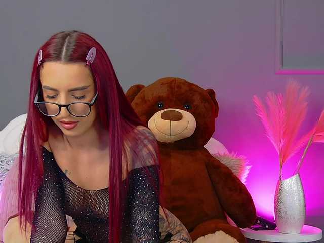 CrystalRed's BongaCams show and profile