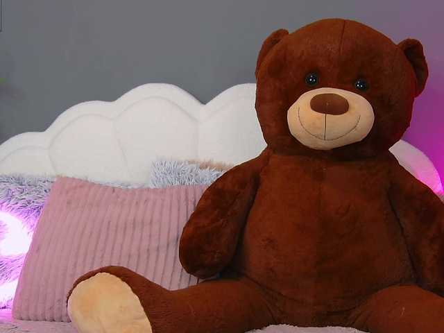 CrystalRed's BongaCams show and profile