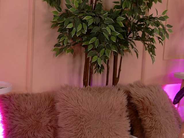 CrystalRed's BongaCams show and profile