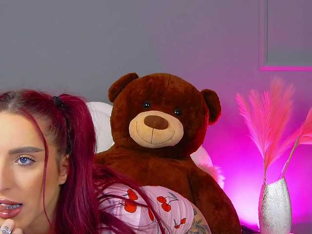 CrystalRed's BongaCams show and profile