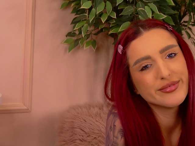 CrystalRed's BongaCams show and profile