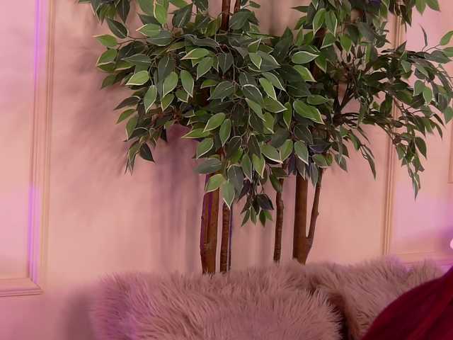 CrystalRed's BongaCams show and profile