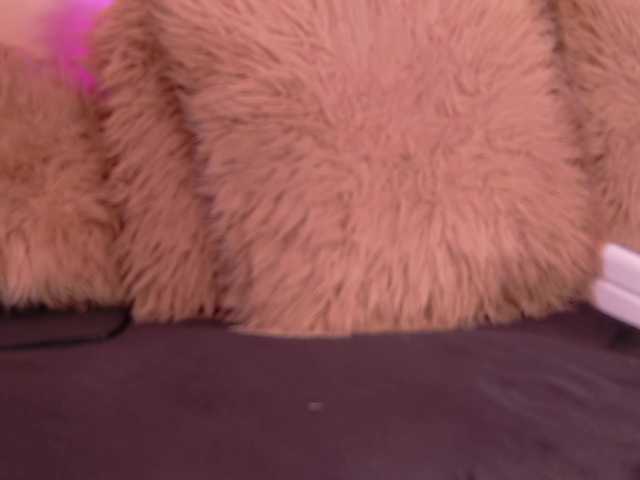 CrystalRed's BongaCams show and profile