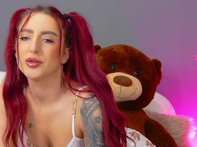 CrystalRed's BongaCams show and profile