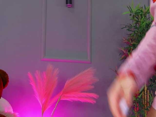 CrystalRed's BongaCams show and profile