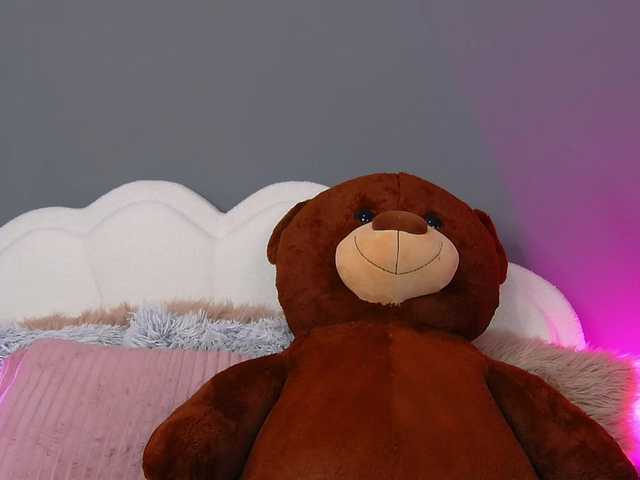 CrystalRed's BongaCams show and profile