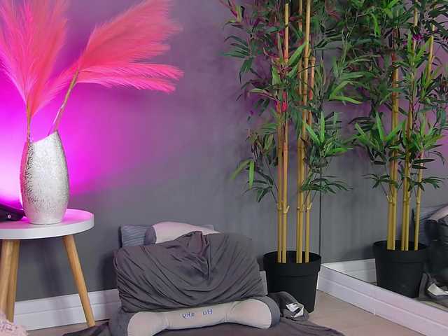 CrystalRed's BongaCams show and profile