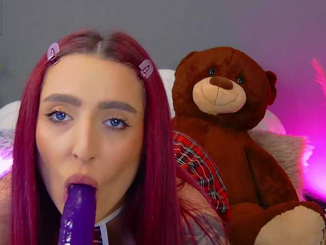 CrystalRed's BongaCams show and profile