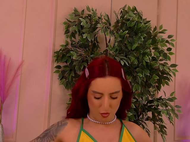 CrystalRed's BongaCams show and profile