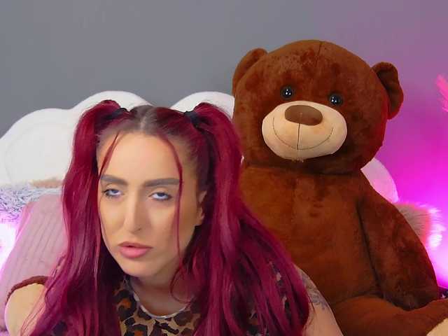 CrystalRed's BongaCams show and profile