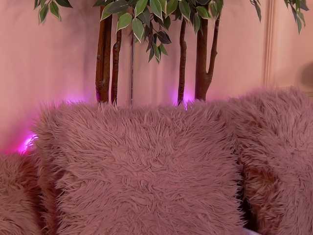 CrystalRed's BongaCams show and profile