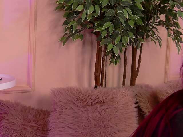 CrystalRed's BongaCams show and profile