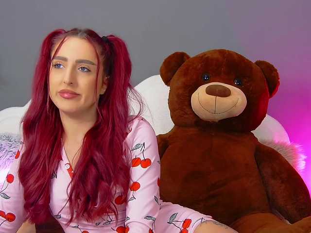 CrystalRed's BongaCams show and profile