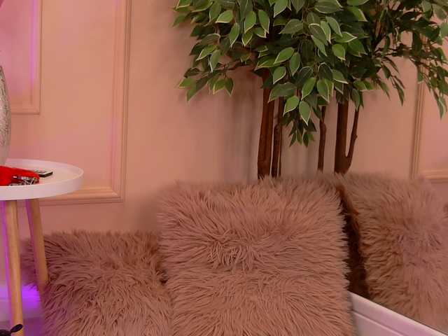 CrystalRed's BongaCams show and profile