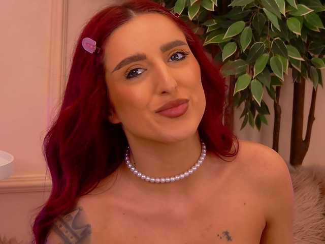 CrystalRed's BongaCams show and profile