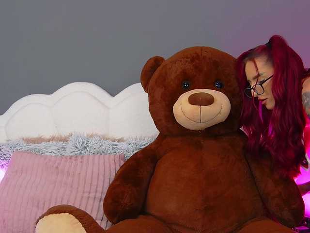 CrystalRed's BongaCams show and profile