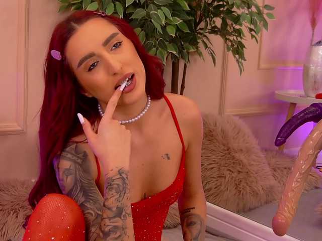 CrystalRed's BongaCams show and profile