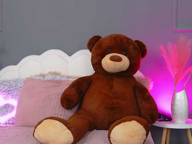 CrystalRed's BongaCams show and profile