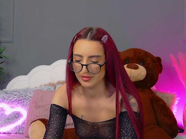 CrystalRed's BongaCams show and profile