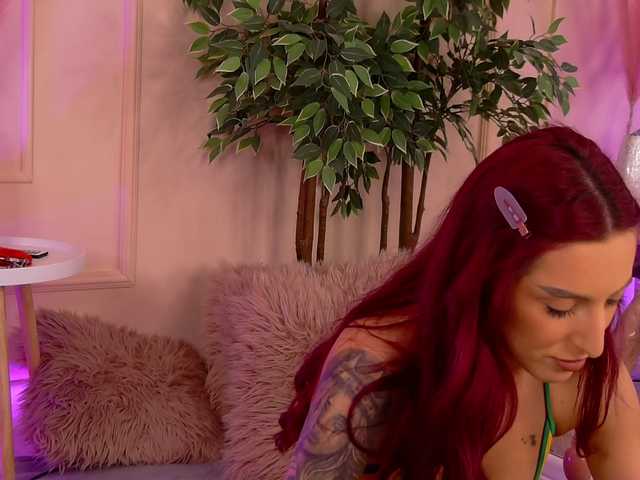 CrystalRed's BongaCams show and profile