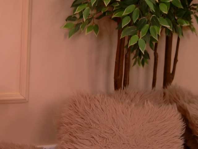 CrystalRed's BongaCams show and profile