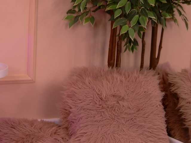 CrystalRed's BongaCams show and profile