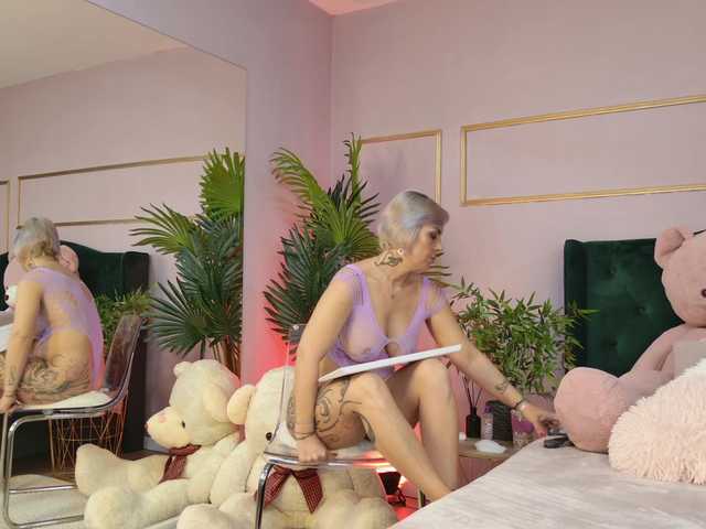 KirraWhite's BongaCams show and profile