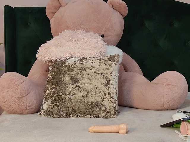 KirraWhite live cam profile