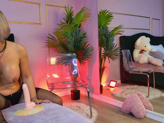 KirraWhite's BongaCams show and profile