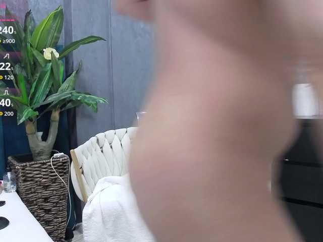 RoxieAnne's BongaCams show and profile