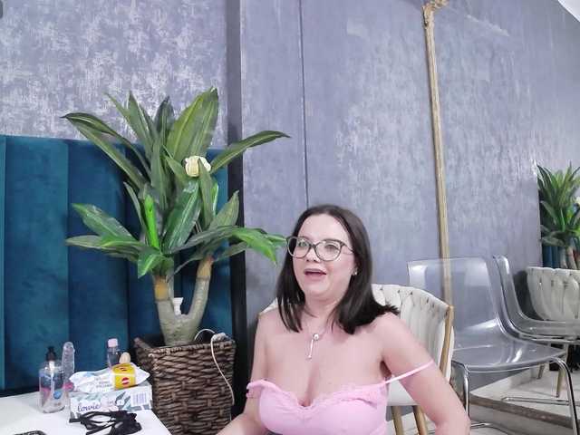 RoxieAnne's BongaCams show and profile