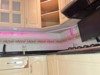 Marian-Reynolds Porn Show