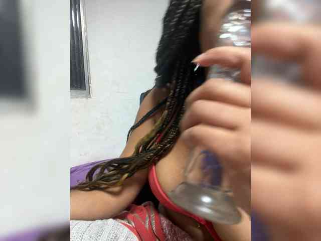 Monicaquadro Live Webcam on BongaCams