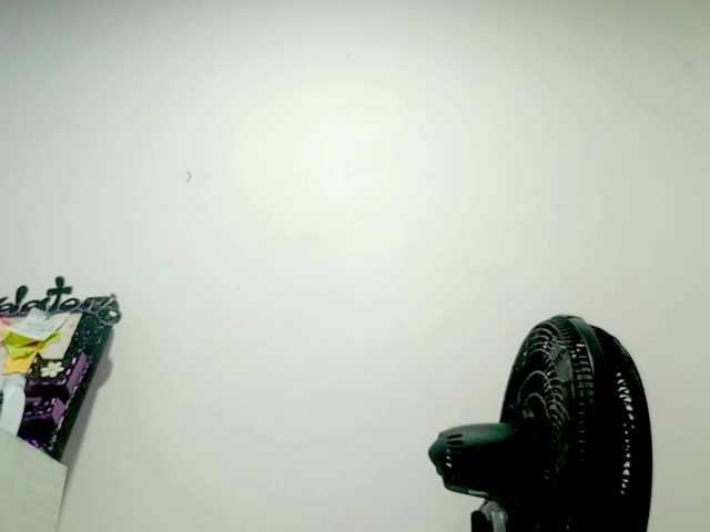 PetiteIvoryqueens's BongaCams show and profile