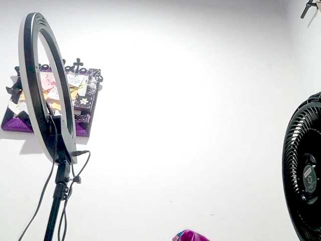 PetiteIvoryqueens's BongaCams show and profile