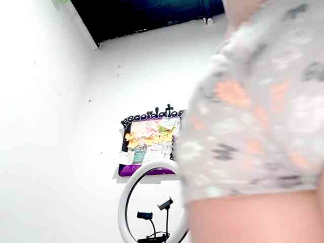 PetiteIvoryqueens webcam